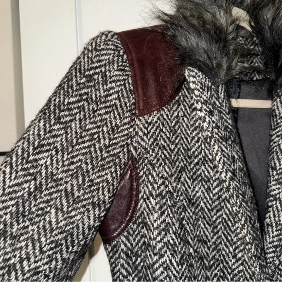 Smythe Herringbone Blazer with leather patches and Faux Fur Collar sz 6 - Picture 6 of 9